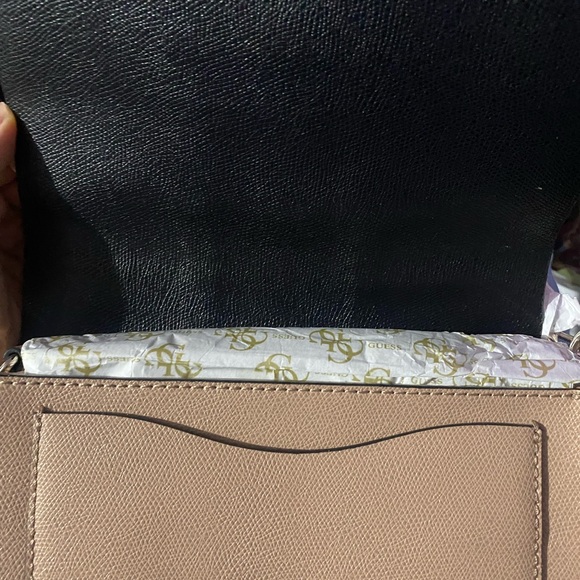 NWT Guess crossbody bag in tan and white - Picture 3 of 7